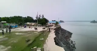 ফেনীতে আগ্রাসী নদীভাঙন; ঘরবাড়ি হারিয়ে দিশেহারা তীরবর্তী মানুষ